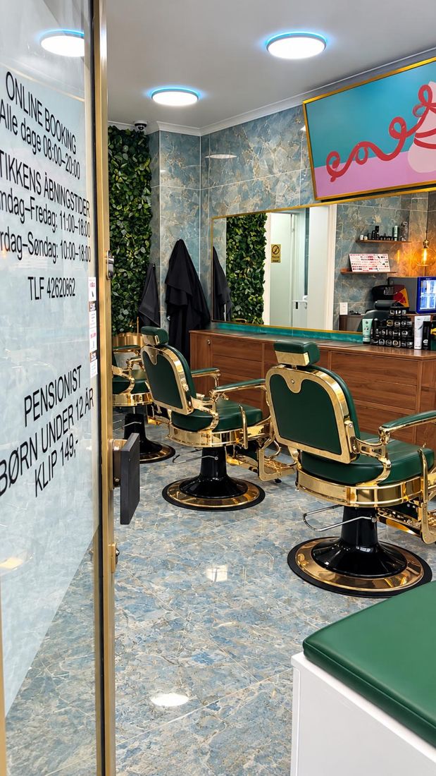 Salonen set fra indgangen med tre barberstole