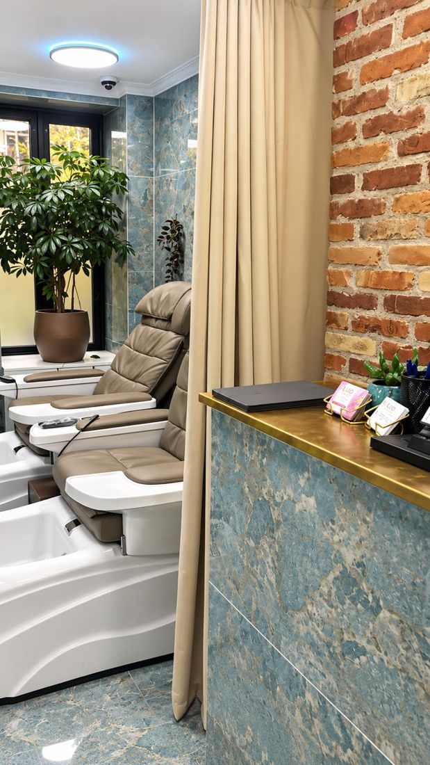 Pedicurestole ved vinduet i salonen